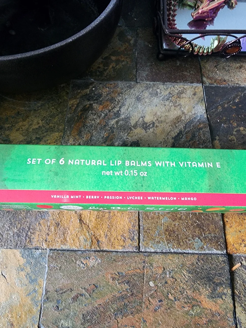 Set a 6 natural lip balms with vitamin E.